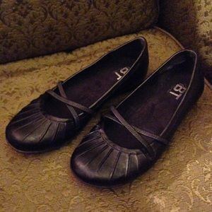 EUC BT by Bare Traps Black Mary Jane Flats Size 8
